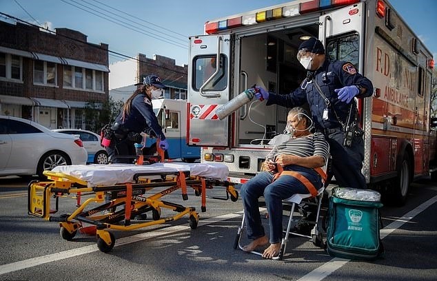 美国医学生刚毕业就被派一线抗疫,不到仨月就因死人太多崩溃自杀