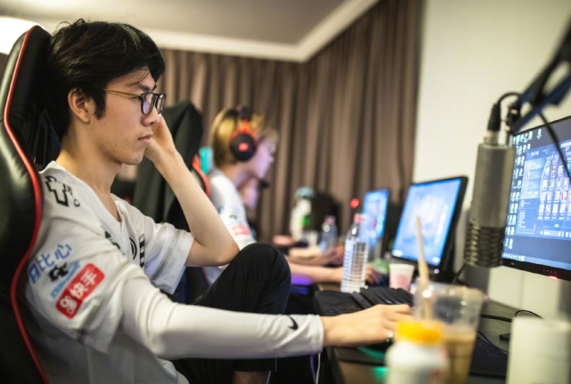 theshy铁男首秀获胜出装思路将引领风潮玩家吐槽又要被坑了