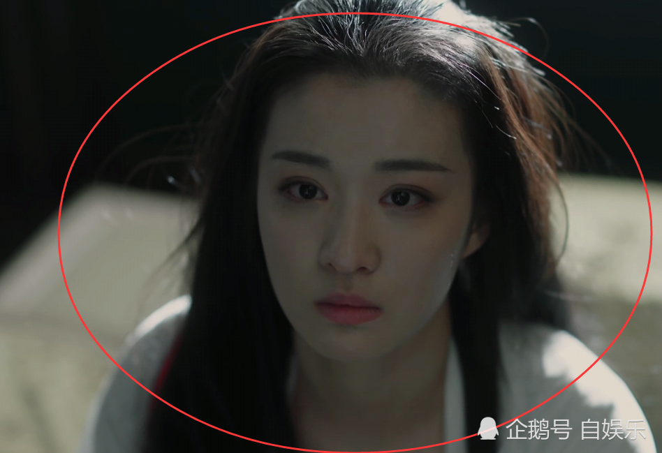 都说"张妼晗"撞脸刘亦菲,同是白色寝衣造型,差距不