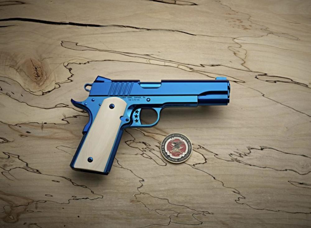 美国武器商没闲着,推出限量版蓝色1911手枪,枪身表面