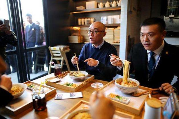 明星副业开面馆孟非的店接连倒闭岳云鹏天价面仍络绎不绝