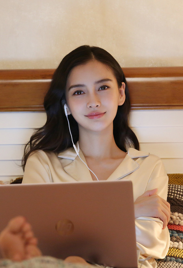 baby|Baby18岁旧照曝光，混血感很足，精致得像个洋娃娃，比现在好看多了！