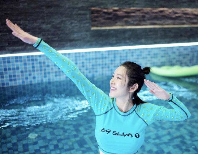 唐艺昕|太拼了！为产后复出，唐艺昕在椅子上倒立健身，身材恢复卓有成效