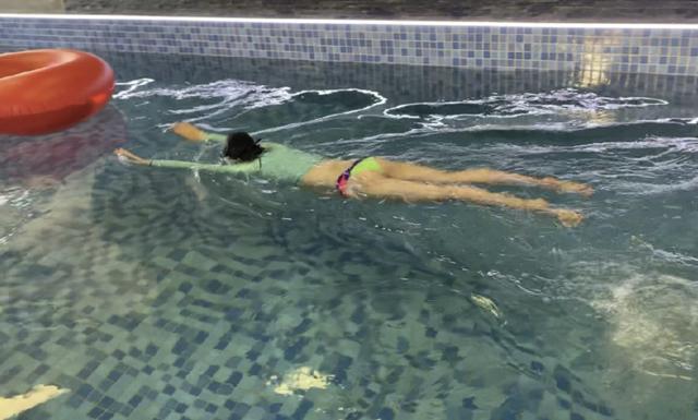 唐艺昕|太拼了！为产后复出，唐艺昕在椅子上倒立健身，身材恢复卓有成效