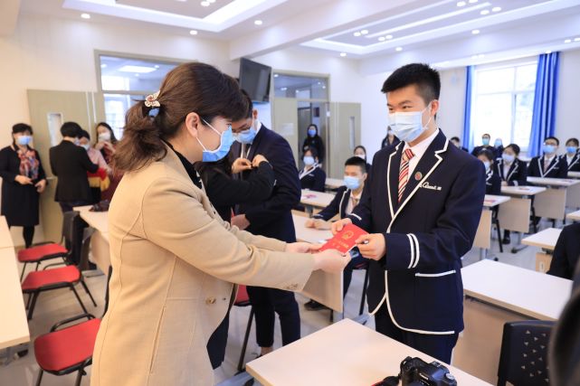 开学第一课广渠门中学为高三学生办成人礼