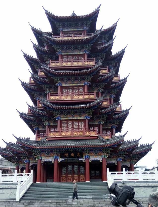 当地有名的长寿阁为体现长寿桥和长寿阁的雄伟壮观,摄制组综合运用了