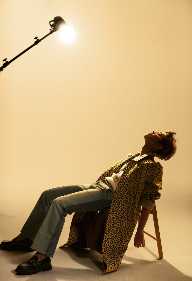 鹿晗侧拍花絮释出,栗色短发蓬松有型,跷二郎腿超帅气