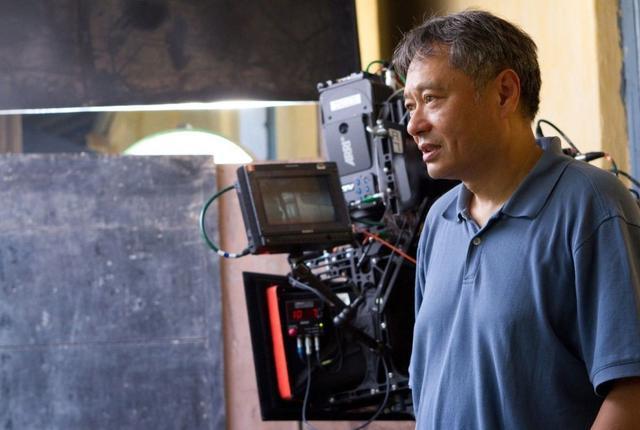 电影导演大都是脾气暴躁的大胡子只有他儒雅到底从不乱发脾气