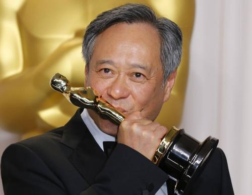 电影导演大都是脾气暴躁的大胡子只有他儒雅到底从不乱发脾气