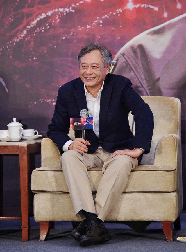 电影导演大都是脾气暴躁的大胡子只有他儒雅到底从不乱发脾气