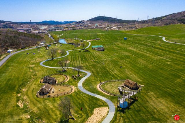 大连海滨城市的草原牧场