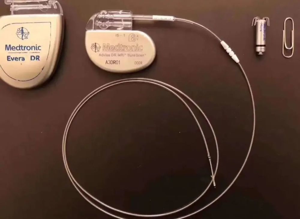 为林依伯选择了只有曲别针大小的micra无导线起搏器进行植入