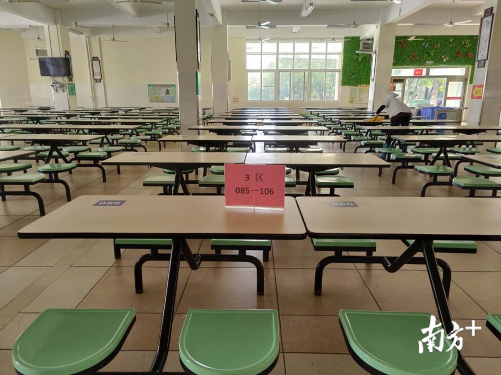 北江中学饭堂桌面都贴上了序号,每一个座位间隔一米以上"在宿舍管理上