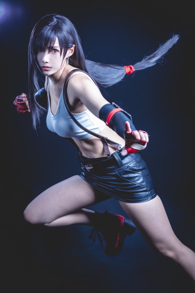 超高还原度的蒂法cos小姐姐不出声还以为是原画