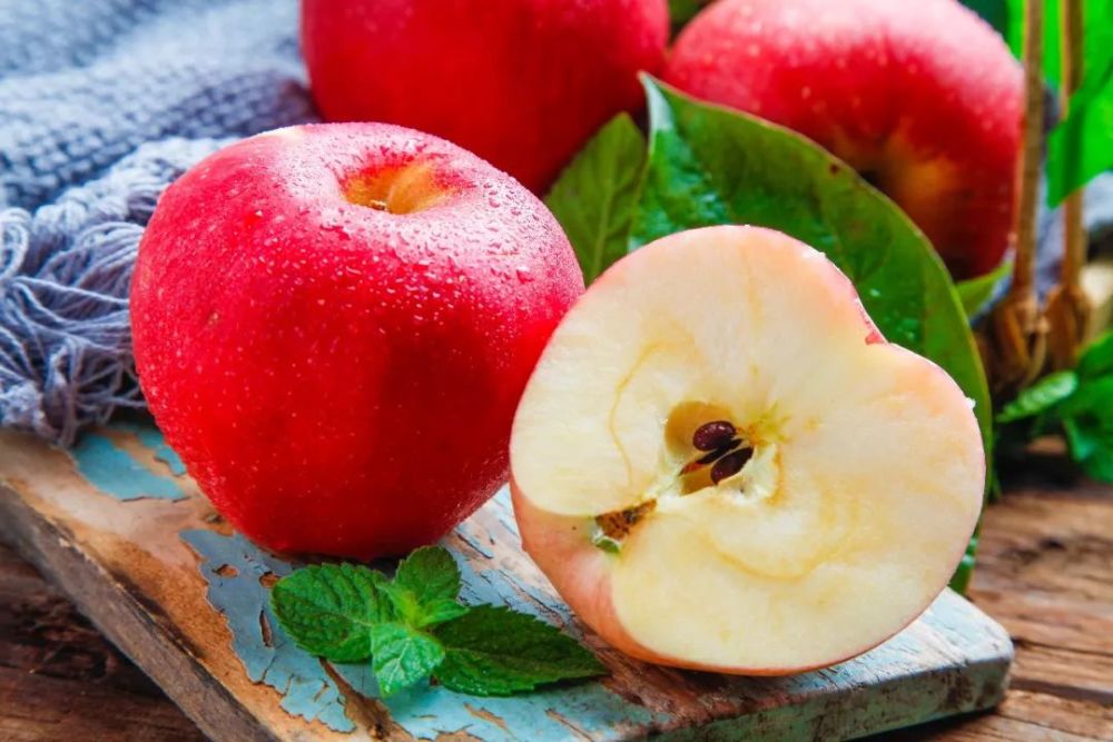 这才是女生们,水灵灵的红苹果平均含水量有60%,苹果"什么是女旱子?