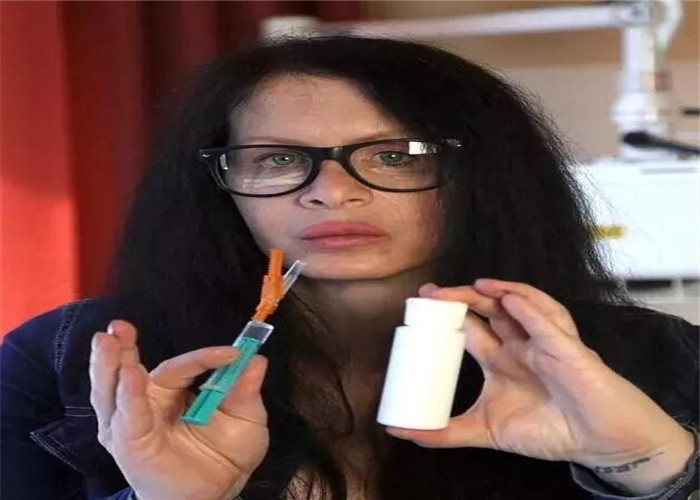 科学家为永生,给女演员注射350万年前的细菌,两年后变成这样!