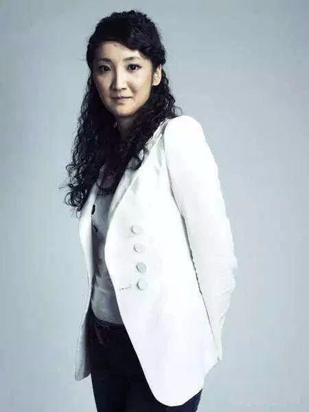 杨薇薇的母亲是个身材苗条的大美女,是由中国歌剧舞剧院的著名古典
