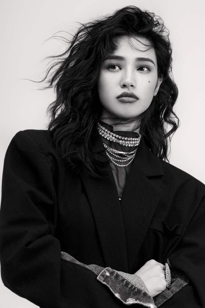 段小薇日系形象深入人心尝试黑色性感风网友堪比翻车现场