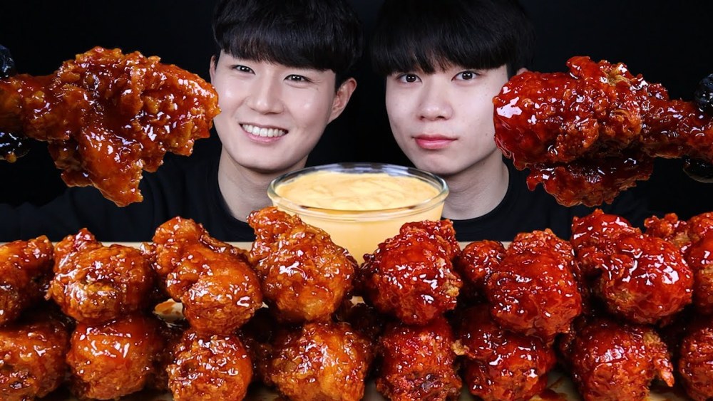 大胃王极限挑战:变态辣鸡腿,一口气秒吞3个,馋得人口水直流