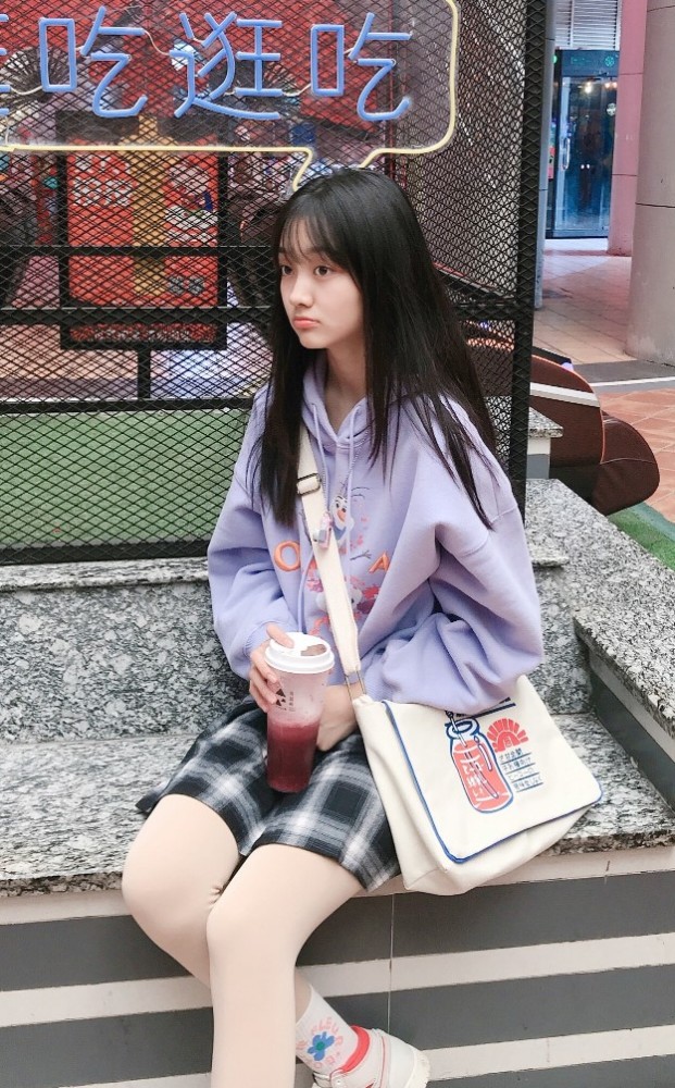 "小李慧珍"14岁就会穿光腿神器,别看曲芷含年龄比较小,才只有14岁