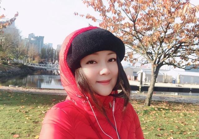 55岁"宝钗"张莉晒近照,定居国外坐拥海边豪宅,至今未婚未育