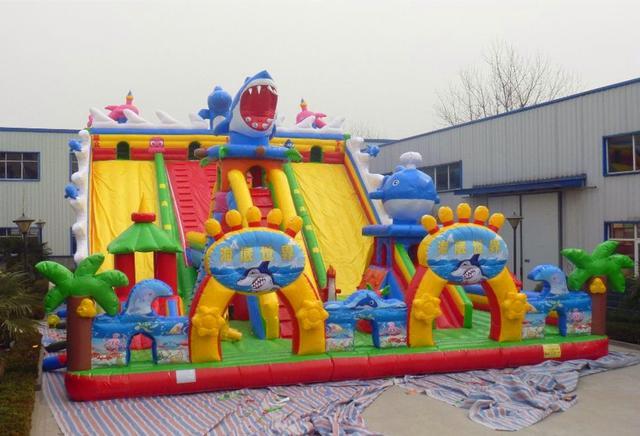 该充气城堡上有很多孩子在玩耍,一股突如其来的大风将充气城堡掀翻,多