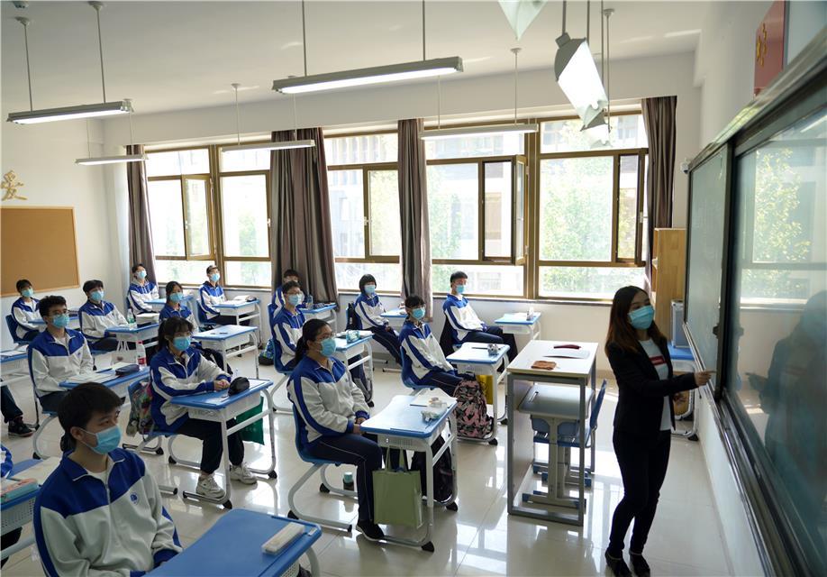 一个班一层楼,一个班不高于25名学生,享用一层楼空间,两间教室