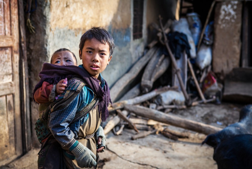 以至于穷人家的孩子和富人家的孩子的差距越来越大