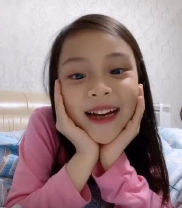 7岁甜馨知道爱美了,画淡妆和妈妈拍视频,但皮肤比李小璐黑好多