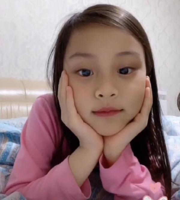 7岁甜馨知道爱美了,画淡妆和妈妈拍视频,但皮肤比李小璐黑好多