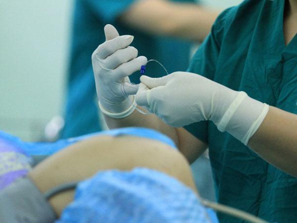 不管是顺产还是剖腹产,在生产前都必须由专业的助产士进行备皮,分娩