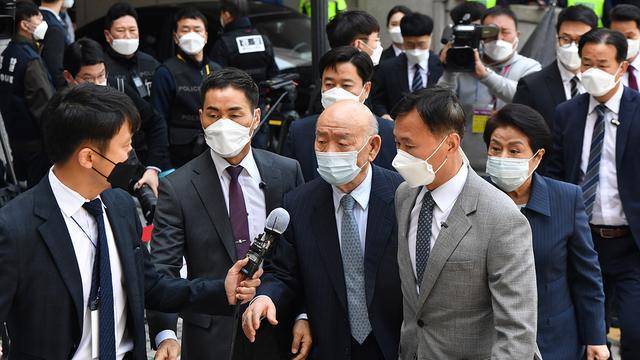 庭审从下午1点57分开始,全斗焕在此过程中佩戴助听装置,其夫人李顺子