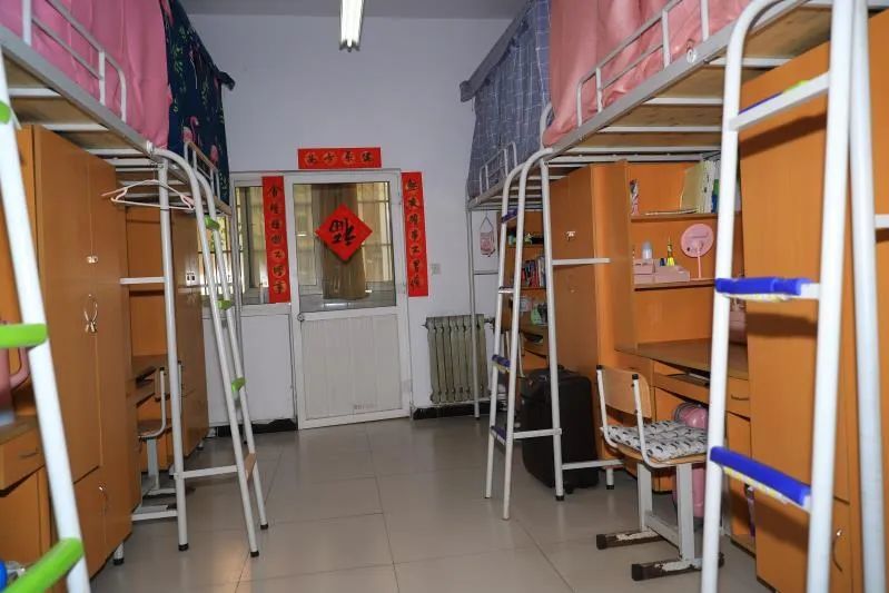 不用抱怨起晚了洗漱台挤满了人 再也没有几百就可以住一年的宿舍 再也