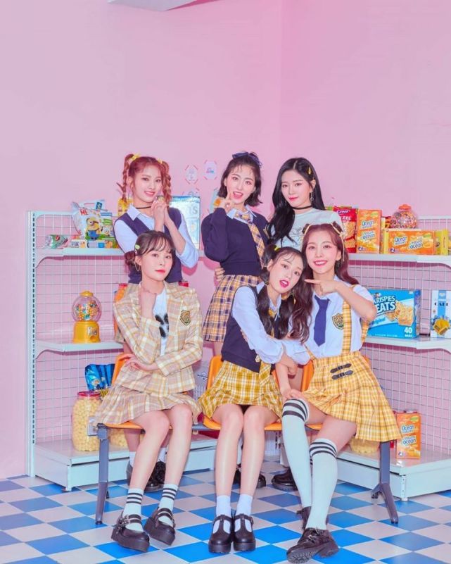 这个组合有其中一名成员金镀我是produce 48出身的,而且还有两名中国