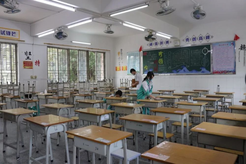 同学们在认真打扫整理教室,给新学期提供一个安全的学习环境.