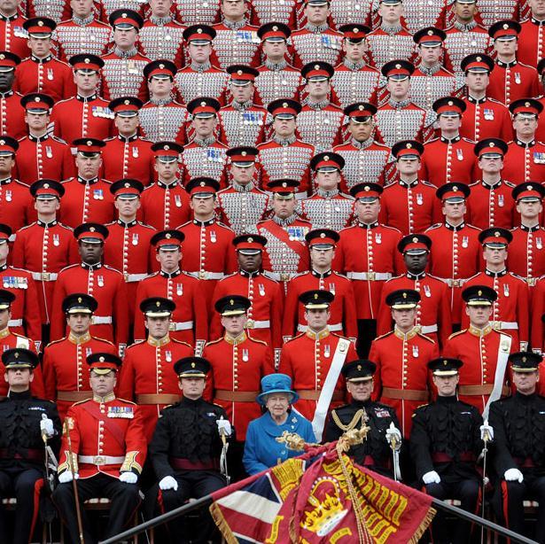 英国禁卫步兵掷弹兵团,王室的卫队,女王身边的军人