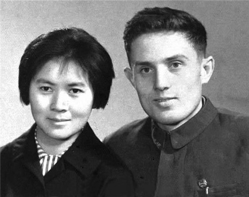 李忆祖出生在天津,他的父母是谁没有人知道,出生在什么时候也没有人