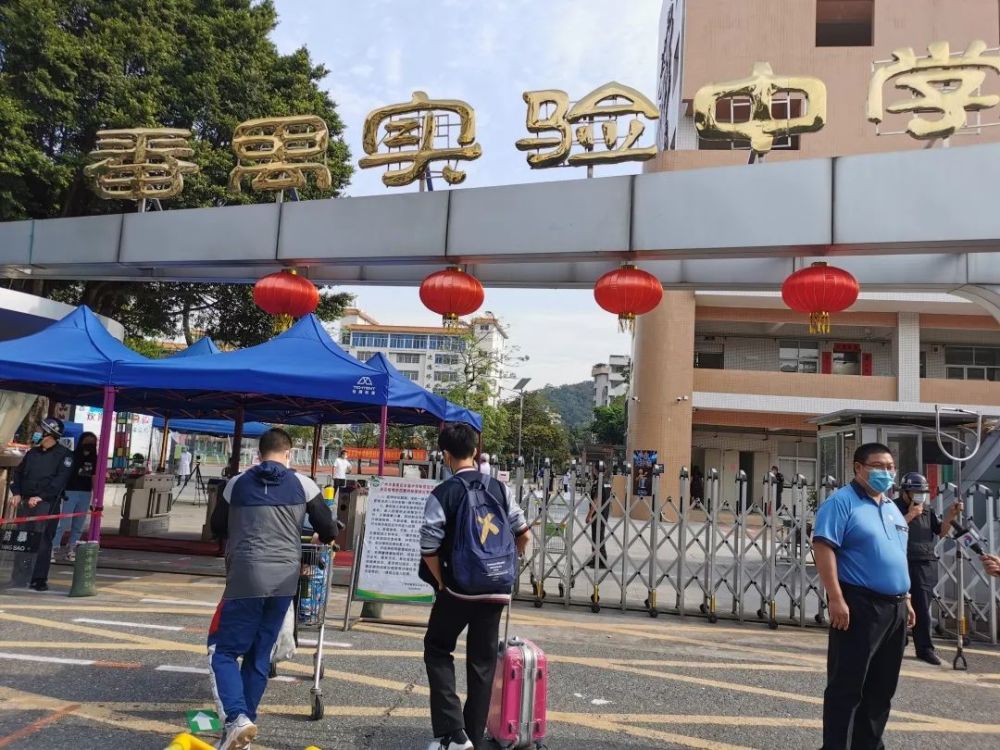""你怎么胖了这么多,口罩都罩不住了"……上午7:30,在番禺区实验中学
