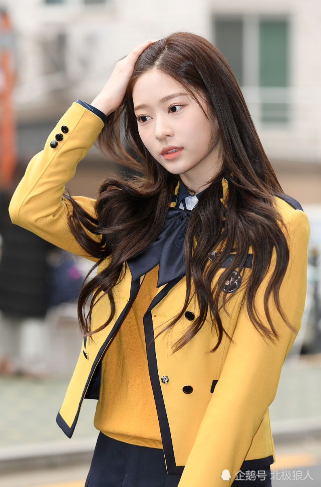 韩国女团金珉周摘下口罩靓丽可人,精致学生装扮青春风范十足