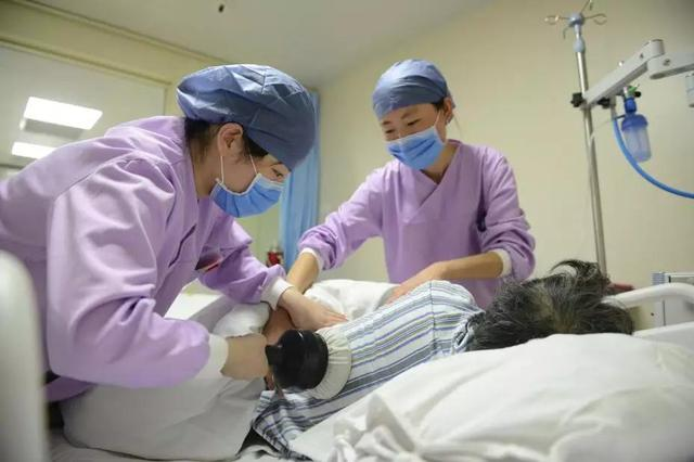 肺癌患者容易出现肺部感染 这种叩背排痰手法 家属一定要学会 肺部感染 肺癌 咳嗽 气管 肺炎