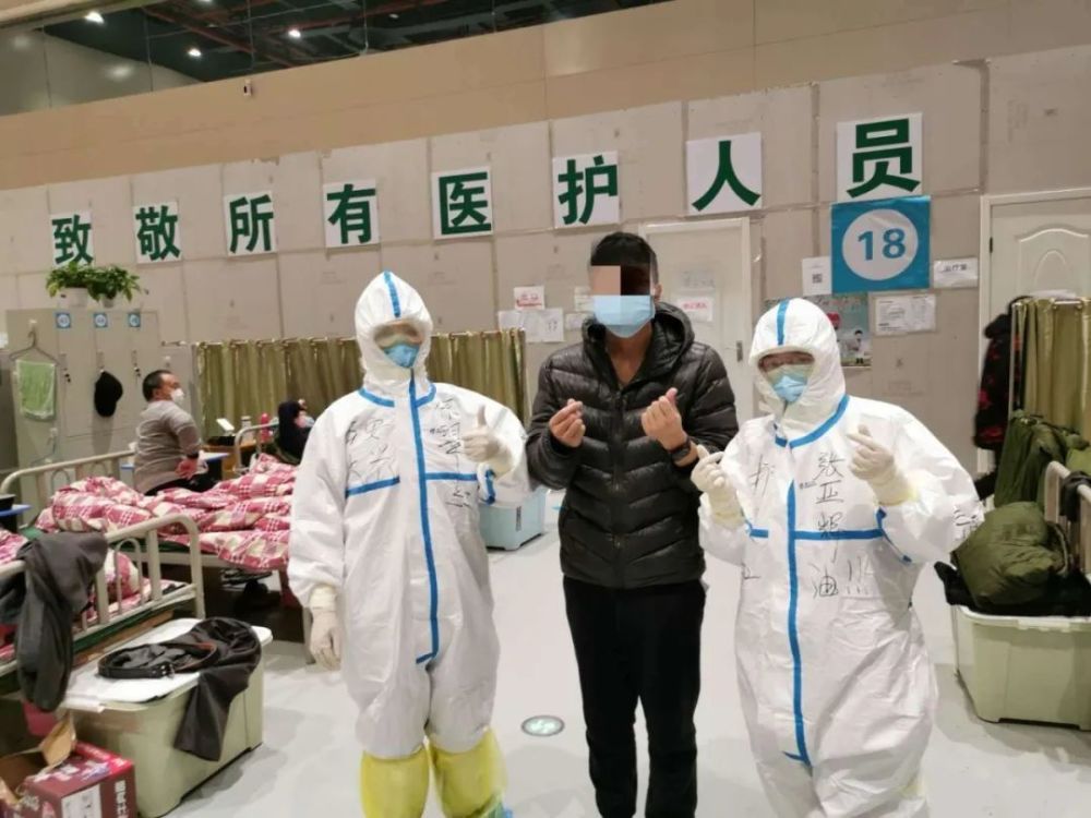 余翠红(左),张亚辉(右)与患者李先生(中)