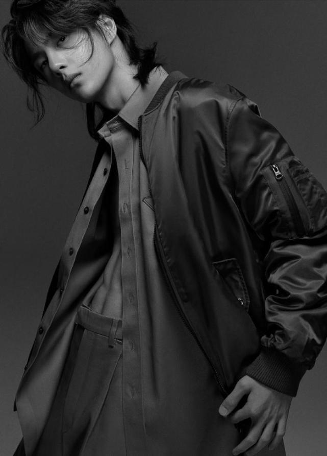 22岁王一博拍杂志照片穿搭个性帅气女孩看了没有不喜欢的吧