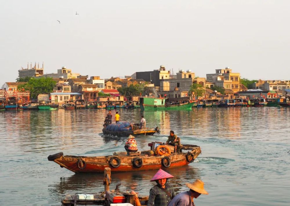 今日的海头港小渔船双颖 开店十几年来,马伯在港口边几乎是看着渔民们