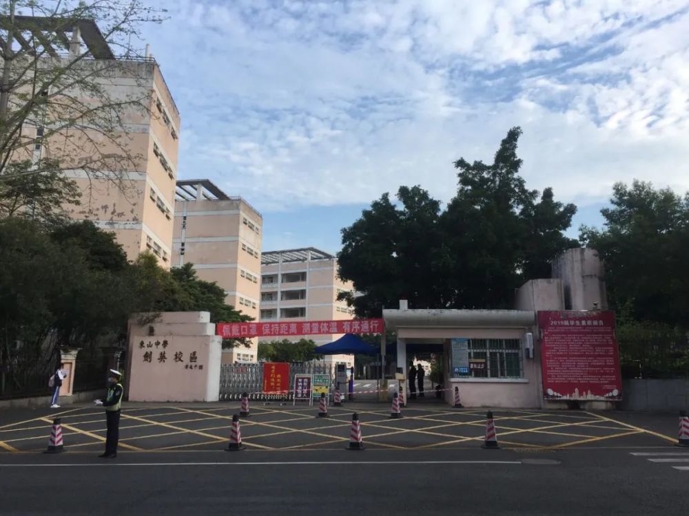 梅州中学副校长李联俊介绍,学校实行错峰分餐,双数号班级在2楼用餐