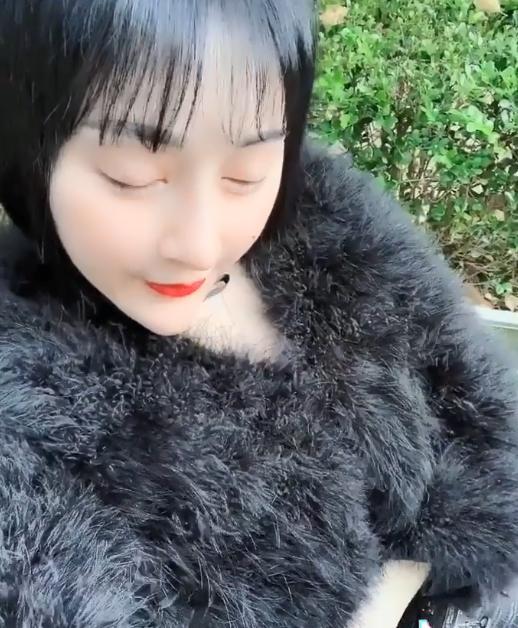 欧阳慧霏侧着脸时,鼻子异常挺拔.于是有网友说,这是整过头了吧.