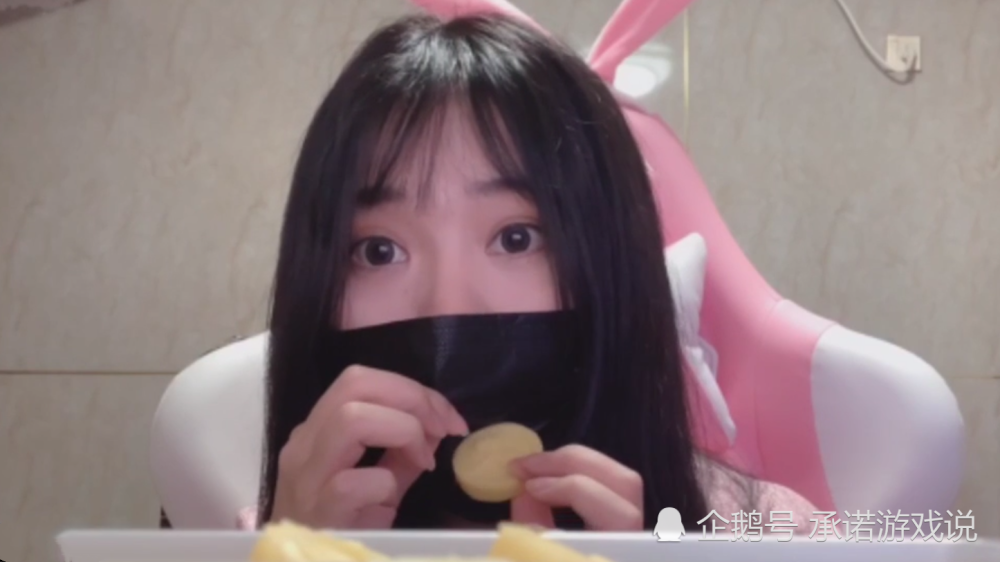 小团团露脸直播大火后,再爆罕见全身照,网友却不买账:就这?