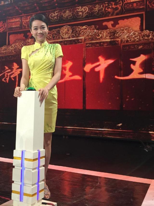 47岁周群晒在家闭关视频素颜出镜略显憔悴积极心态惹人羡