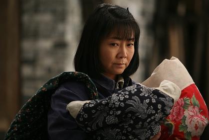 妈妈专业化萨日娜闯关东中的文他娘32岁时给42岁的演妈
