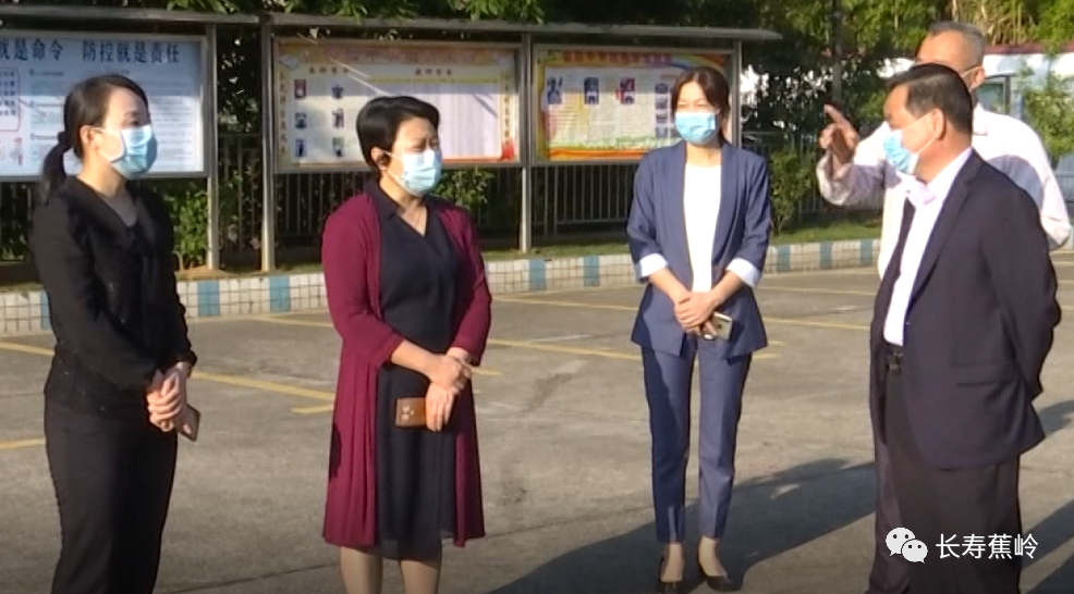 今天早上,记者在蕉岭中学,田家炳实验中学看到,公安民警,交警等早早就