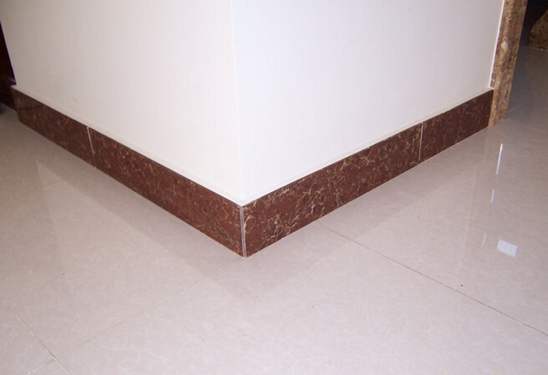 越来越多人家装这种踢脚线,省钱好看又实用,后悔我家当初没察觉